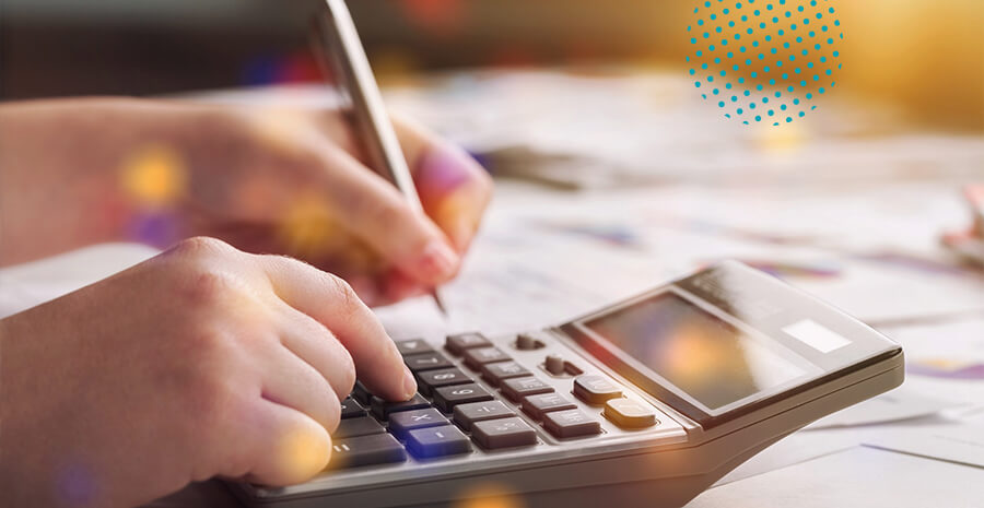 imagem de uma calculadora com uma pessoa teclando nela