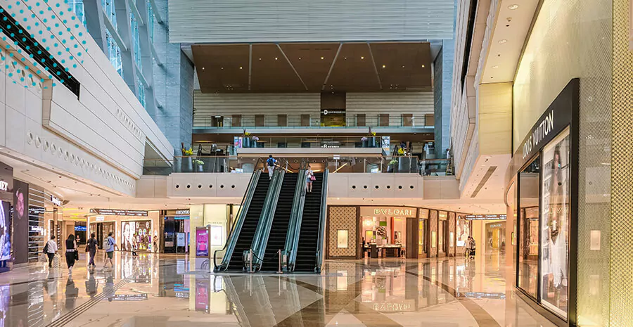 Quem trabalha em shopping trabalha quantas horas por dia?