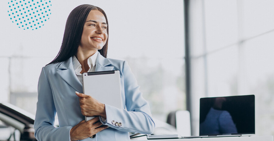 imagem de uma mulher sorrindo e segurando um tablet