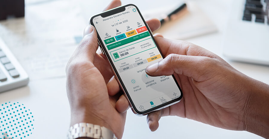 imagem de uma pessoa segurando um celular com o aplicativo gestão pontotel aberto