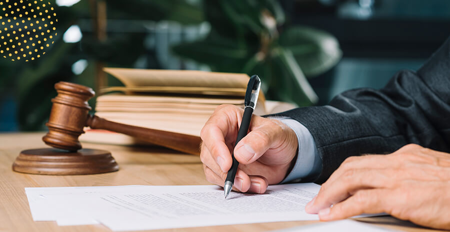 imagem de um homem, juiz, assinando um contrato