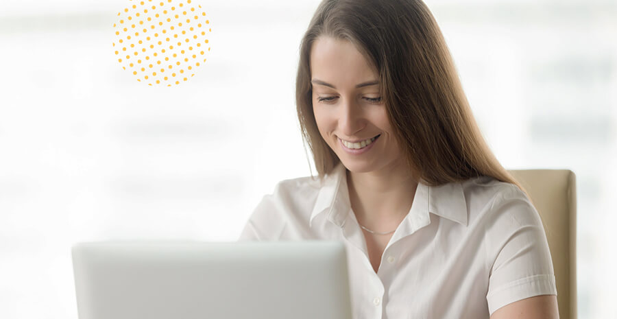 imagem de uma mulher sorrindo e trabalhando num notebook