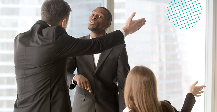 imagem de dois homens e uma mulher discutindo