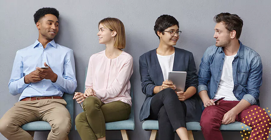imagem de 4 candidatos diferentes para um recrutamento, todos sentados e conversando