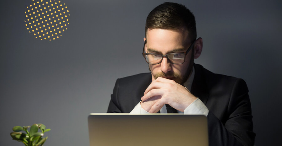 imagem de um homem preocupado olhando para um computador