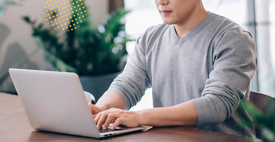 imagem de um homem digitando no computador