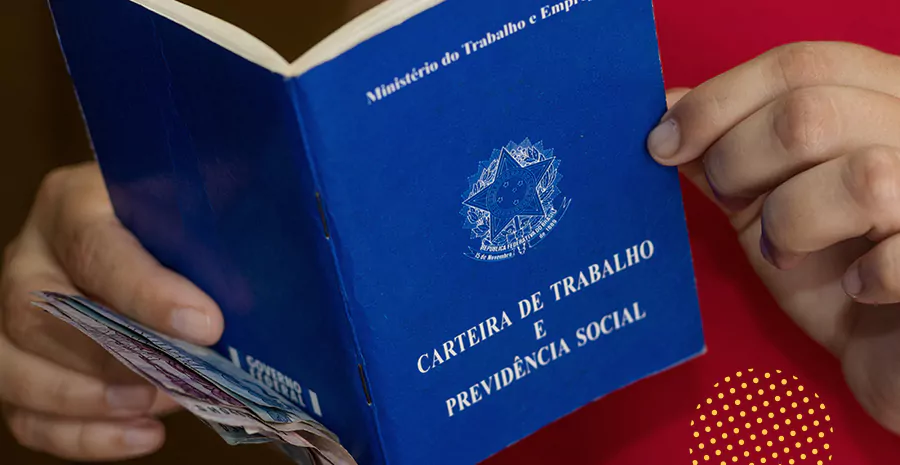 imagem de uma pessoa segurando a carteira de trabalho e previdência social junto com notas de dinheiro