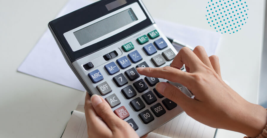 imagem de uma pessoa segurando uma calculadora