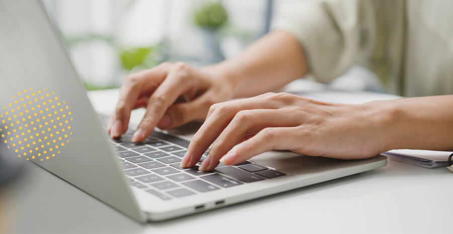 imagem de uma pessoa digitando no computador