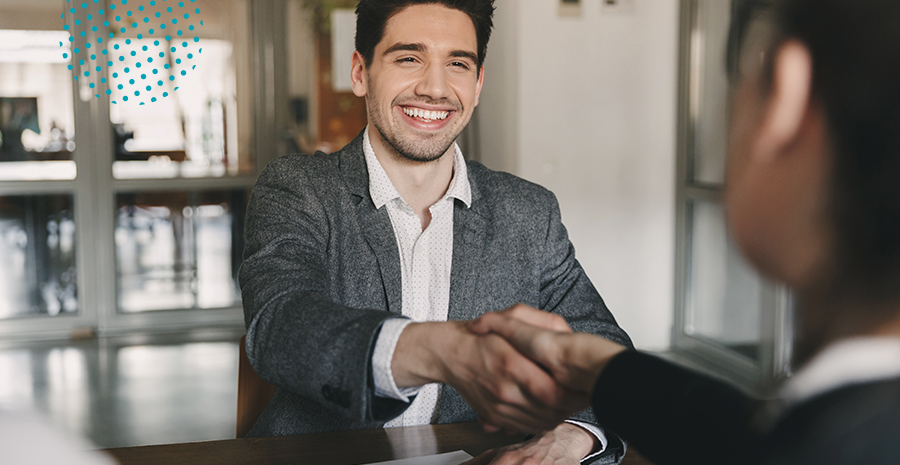 imagem de um homem sorrindo cumprimentando outra pessoa