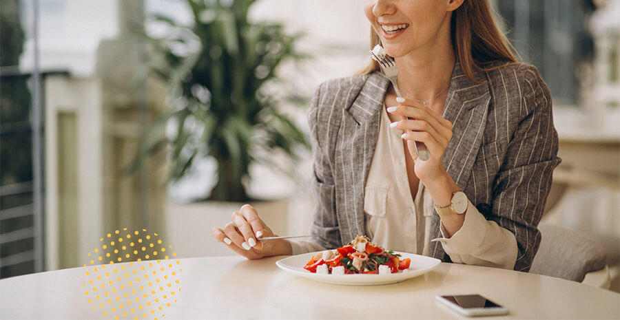 imagem de uma mulher sorrindo almoçando