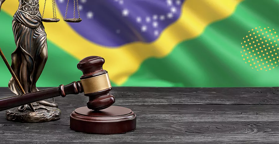 imagem de um martelo de juiz na frente da bandeira do brasil