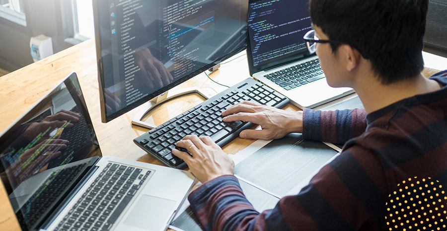imagem de um homem mexendo no computador