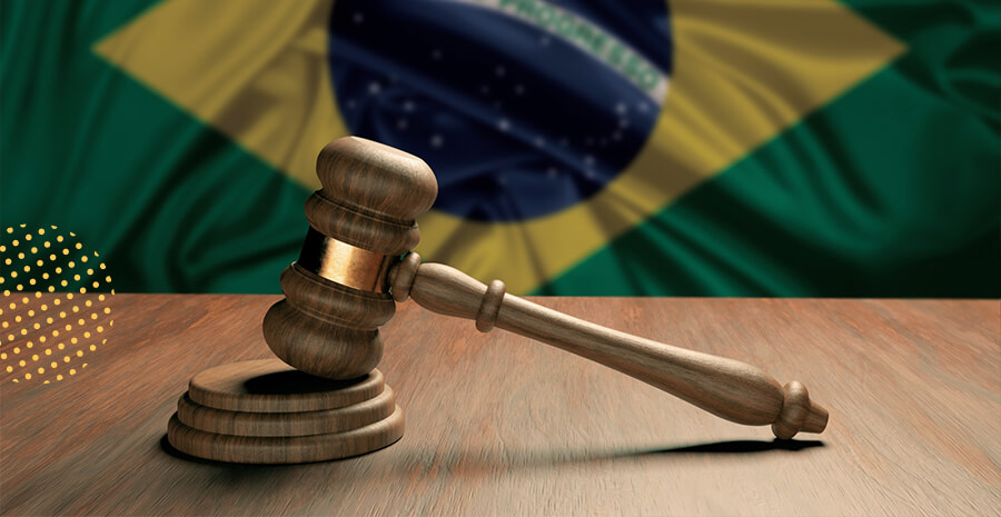 imagem de um martelo de juiz com uma bandeira do brasil ao fundo