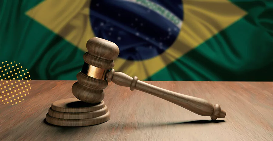 imagem de um martelo de juiz com uma bandeira do brasil ao fundo