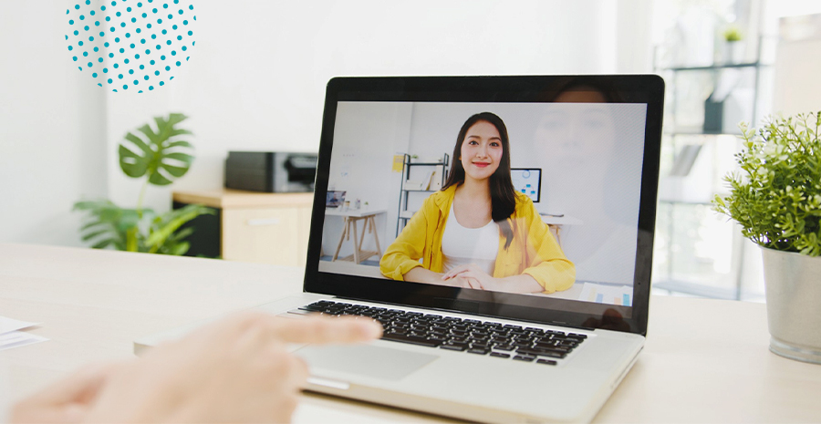 imagem de uma pessoa fazendo uma entrevista remota pelo computador com uma mulher
