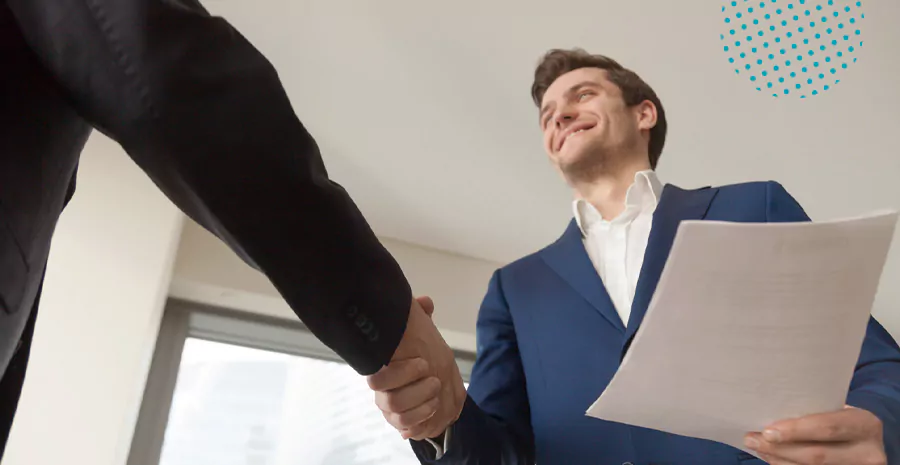 imagem de dois homens em pé sorrindo e se cumprimentando