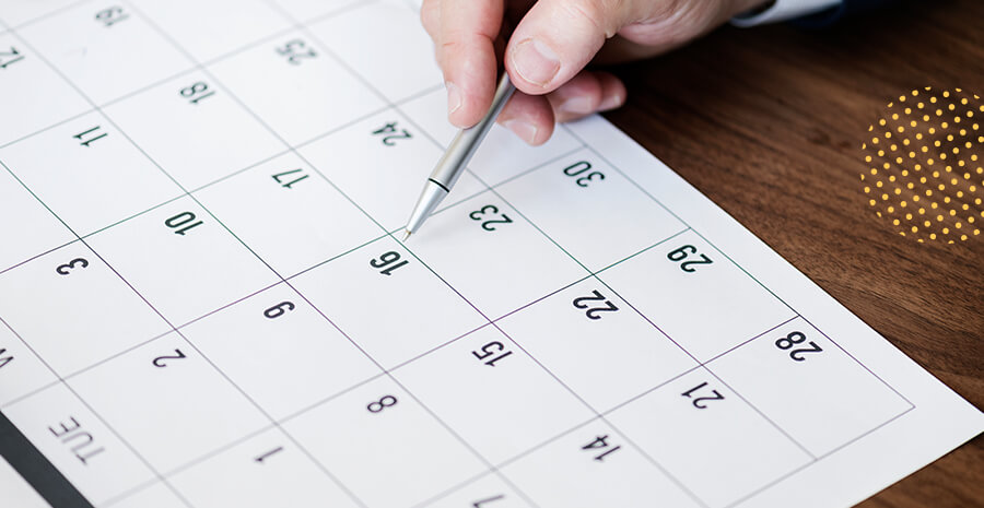 imagem de um calendário com uma caneta em cima do dia 16