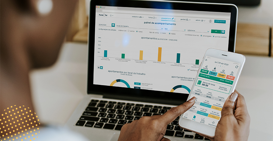 imagem de uma pessoa usando o aplicativo de controle de ponto da pontotel pelo celular e pelo computador