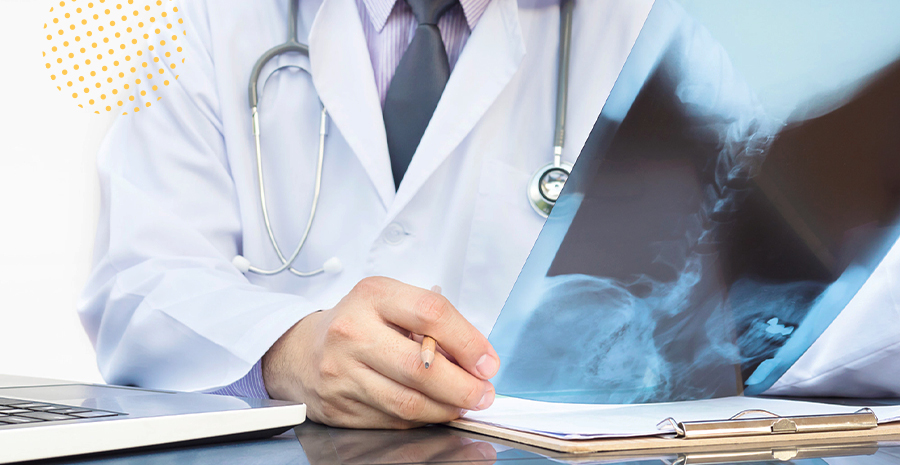 imagem de um radiologista olhando um exame de imagem