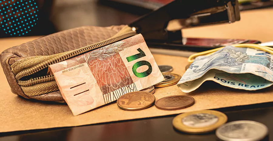 imagem de uma carteira com dez reais e moedas