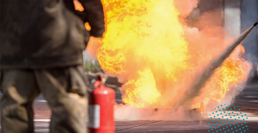 imagem de um bombeiro apagando um incêndio