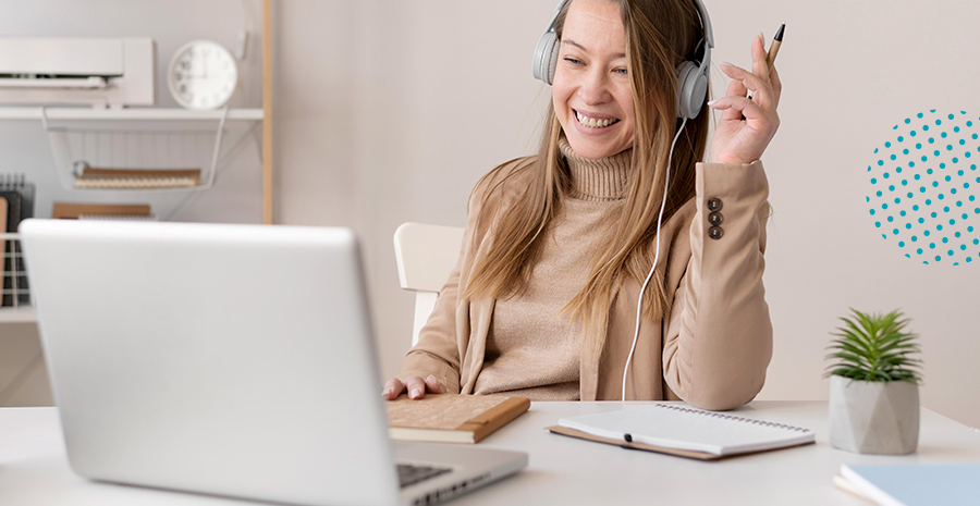 imagem de uma mulher sorrindo na frente de um computador