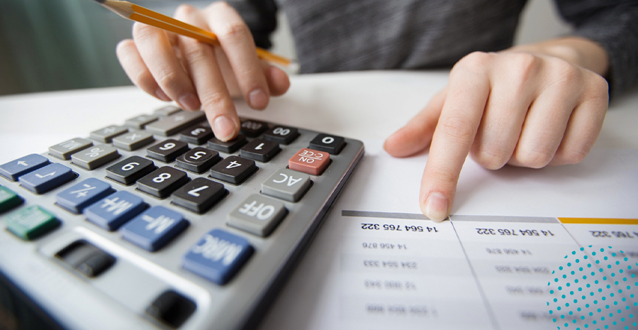 imagem de um homem usando uma calculadora, segurando um lápis e apontando para uma folha ao lado com números