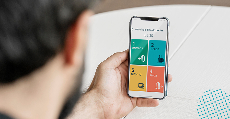 imagem de um homem segurando um celular e usando o aplicativo de controle de ponto da pontotel