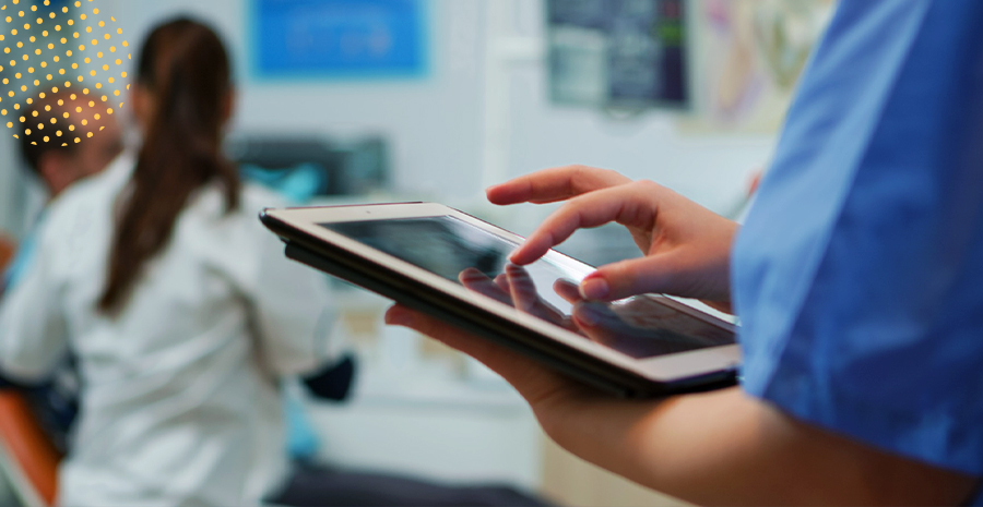 imagem de uma pessoa digitando em um tablet
