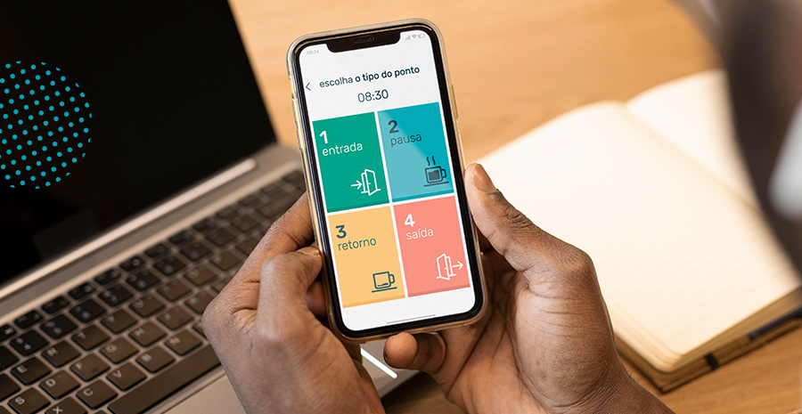 imagem de uma pessoa segurando um celular e usando o aplicativo de controle de ponto da pontotel