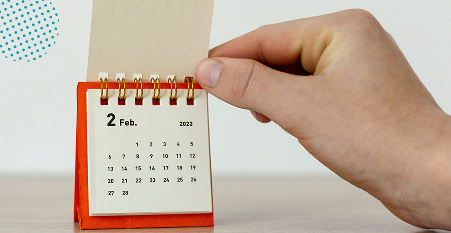 imagem de uma pessoa segurando um calendário