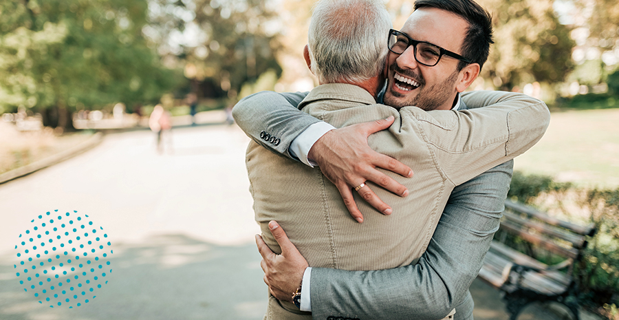 imagem de dois homens se abraçando sorrindo