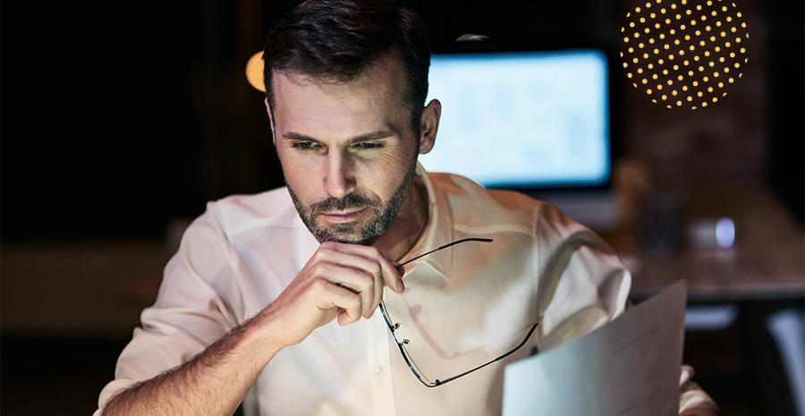 imagem de um homem com cara séria olhando para um computador