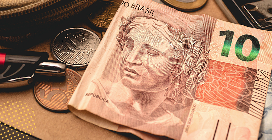 imagem de uma nota de dez reais em cima de uma mesa