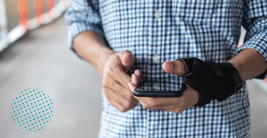 imagem de um homem usando uma luva e segurando um celular