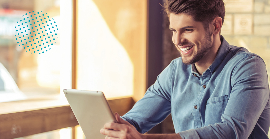 imagem de um homem sorrindo segurando um tablet