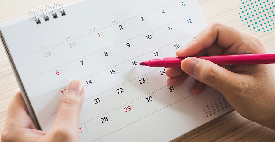 imagem de uma pessoa segurando um calendário e uma caneta