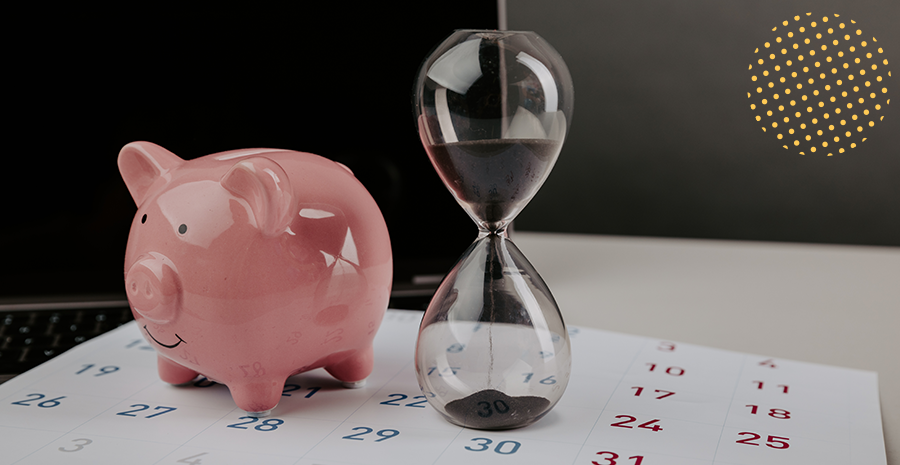 banco-de-horas-clt-validade Imagem de um porco e uma ampulheta em cima de um calendário de papel