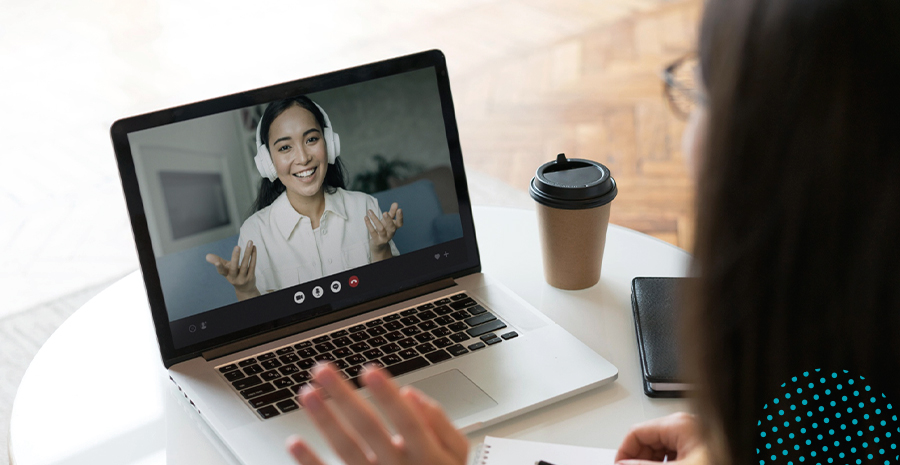 imagem de uma pessoa fazendo chamada de vídeo pelo computador com uma mulher