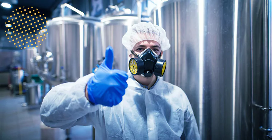 imagem de um homem usando equipamentos de proteção individual e fazendo sinal positivo com o dedo
