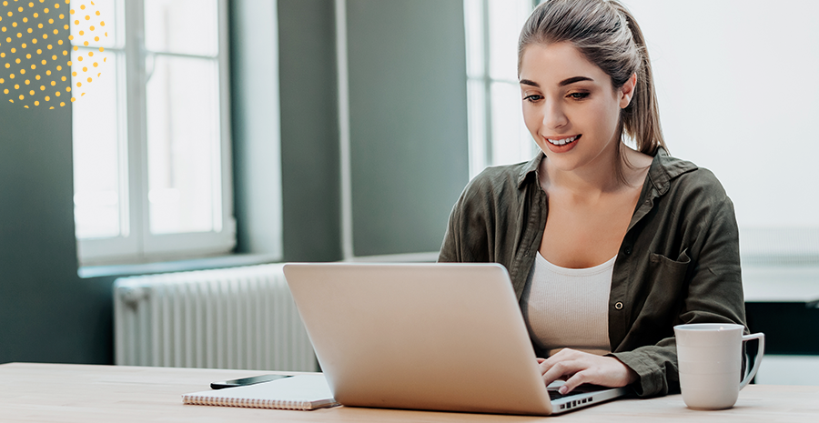 sistema-para-tratamento-de-ponto-tecnologias-para-tratamento-de-ponto foto de uma mulher mexendo no computador
