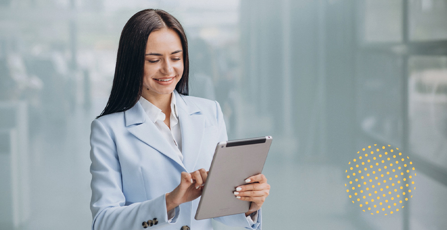 imagem de uma mulher sorrindo segurando um tablet