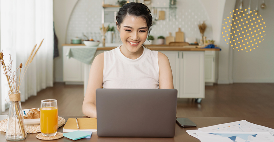 imagem de uma mulher sorrindo sentada na frente de um computador