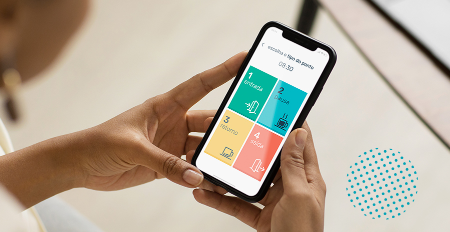 imagem de uma pessoa segurando um celular e usando o aplicativo de controle de ponto da pontotel