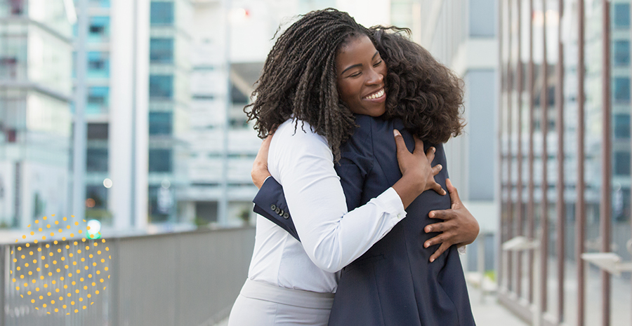 licenca-casamento-como-usar-para-melhorar-a-cultura-na-empresa foto de duas mulheres se abraçando