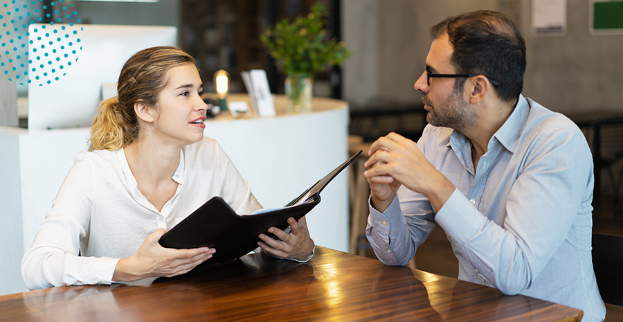 licenca-casamento-estagiario-e-tercerizados-tambem-tem-direito foto de um homem e uma mulher conversando