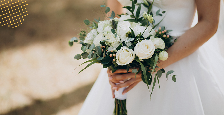 licenca-casamento-gala-nupcial-matrimonio-e-tudo-a-mesma-coisa Uma pessoa vestida de branco segurando um buquê