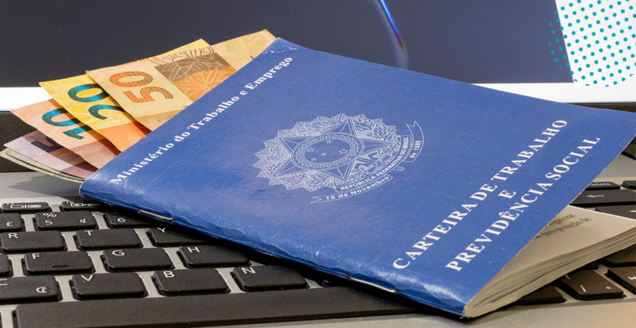 imagem de notas de vinte e cinquenta reais dentro de uma carteira de trabalho
