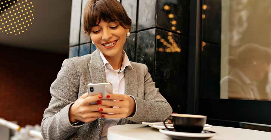 imagem de uma mulher sorrindo segurando um celular